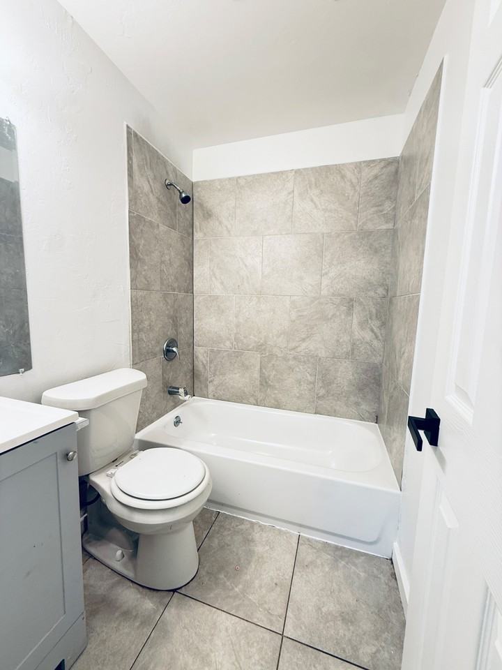 418 Sw 32nd St #1 - Photo 7 of 10