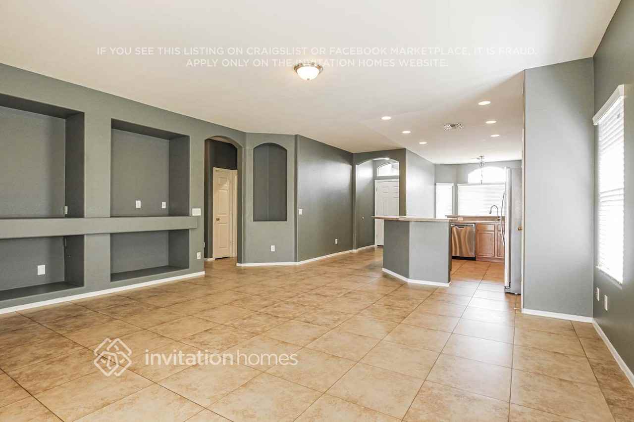 14611 W Acapulco Ln - Photo 5 of 17