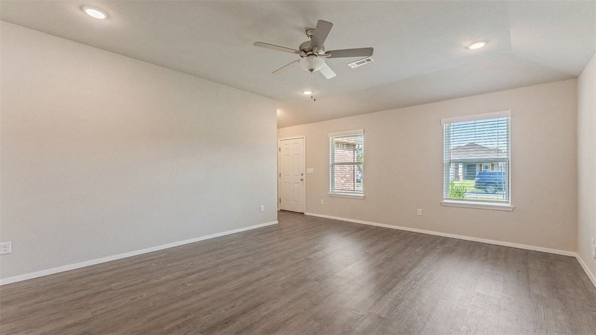 992 E Starling St - Photo 5 of 17