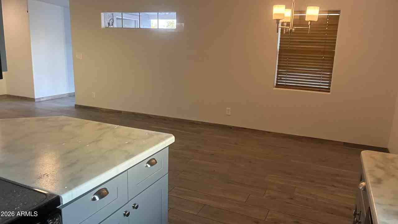2336 W Orange Dr - Photo 5 of 19