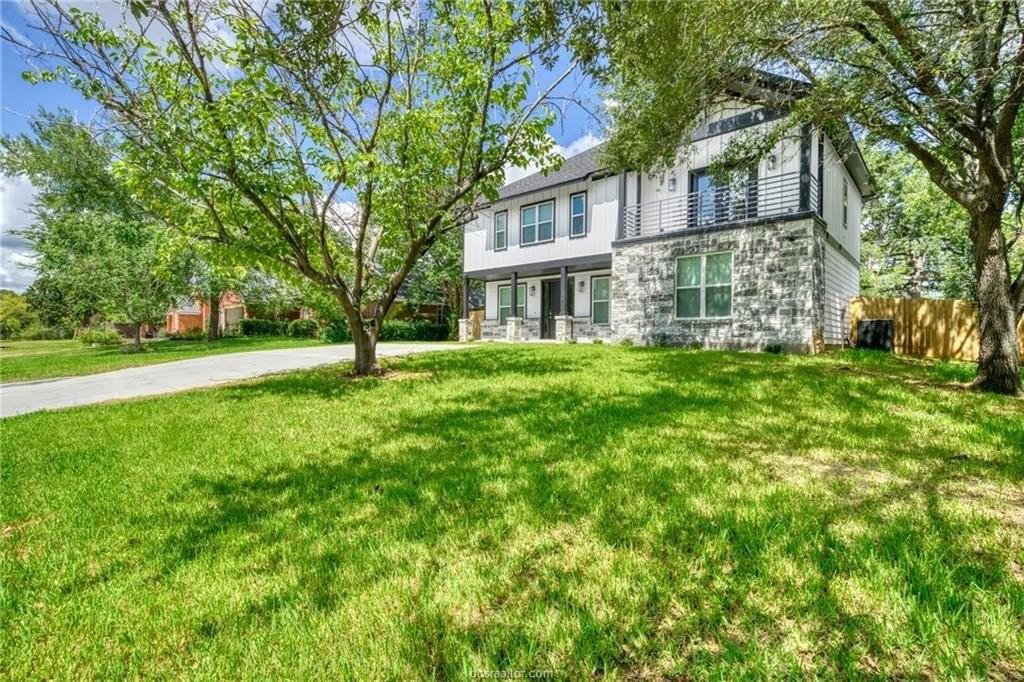 1307 Bayou Woods Dr - Photo 2 of 45