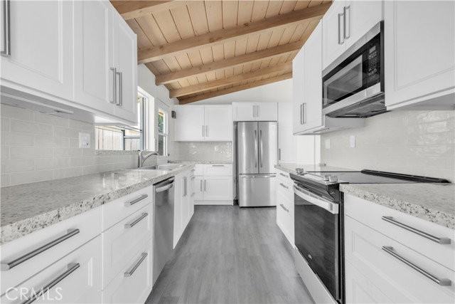 16433 Kingsbury St - Photo 4 of 8
