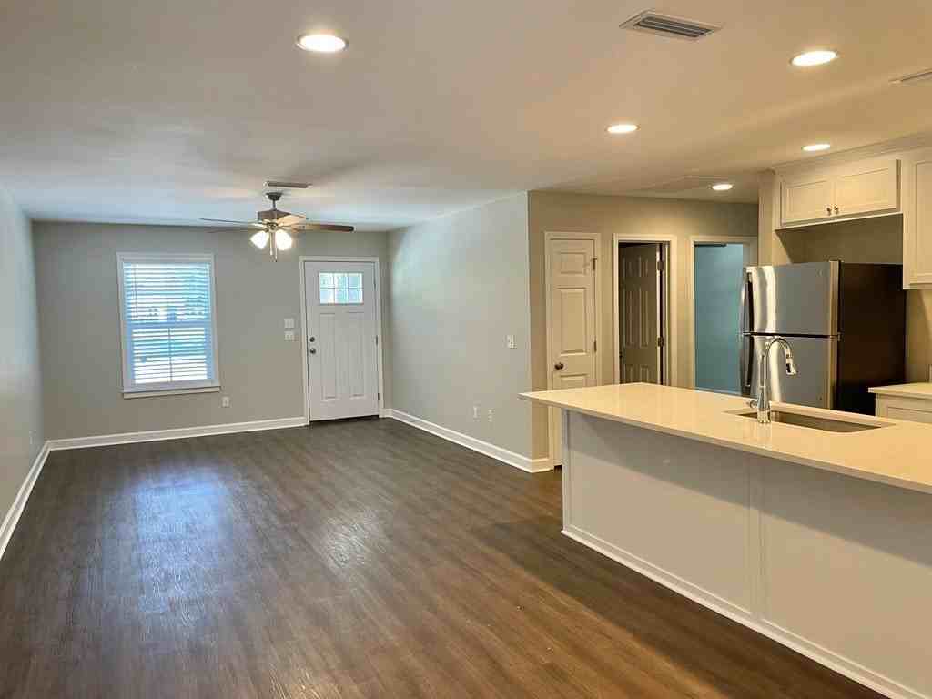 10 Whitten St - Photo 5 of 6