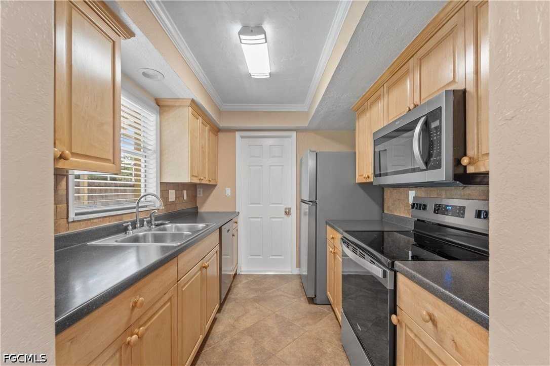 1290 Barrett Rd - Photo 6 of 21