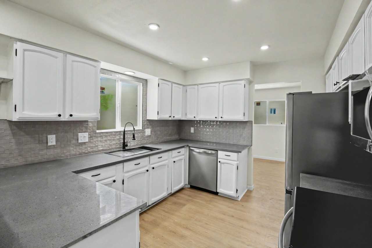 6325 Christy Ave Ne - Photo 6 of 26