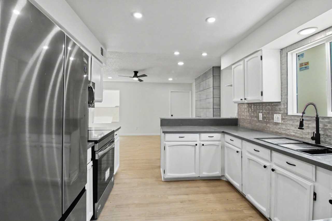 6325 Christy Ave Ne - Photo 7 of 26