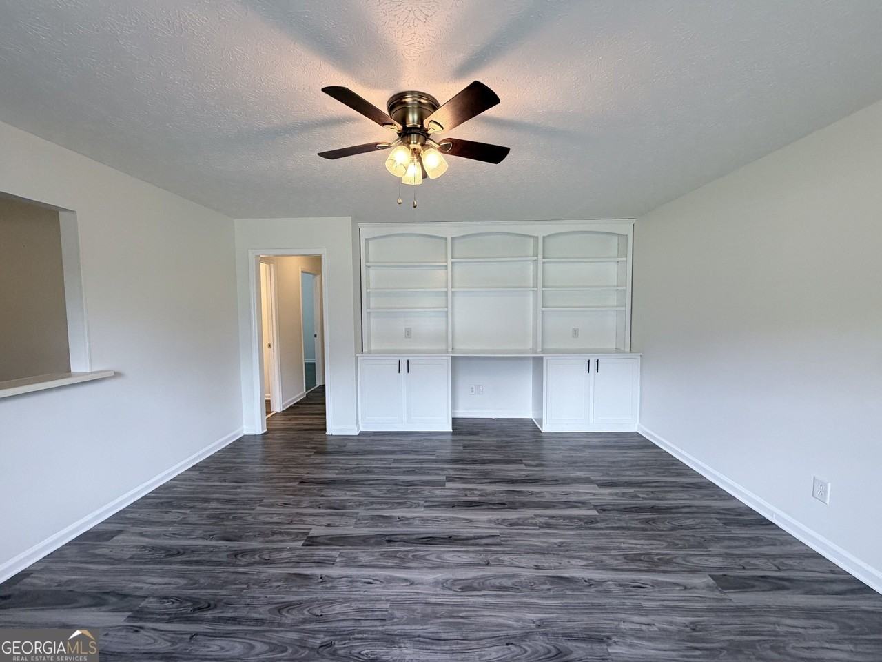 212 E Paces Dr - Photo 2 of 11