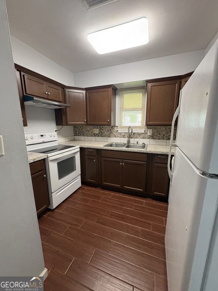 542 Chateau Cir - Photo 4 of 13