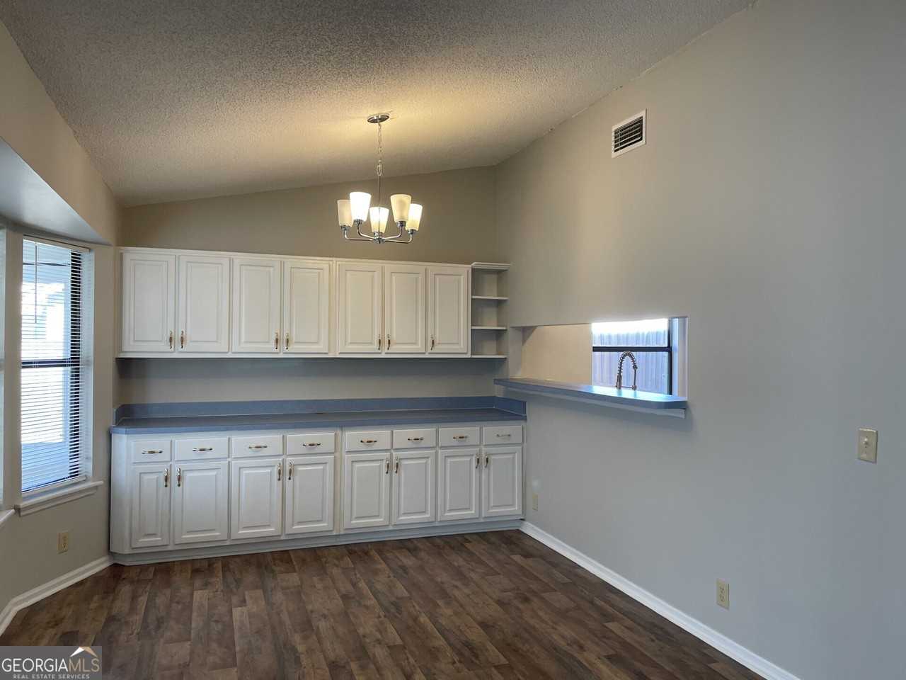 403 Fairfield Ct - Photo 7 of 22
