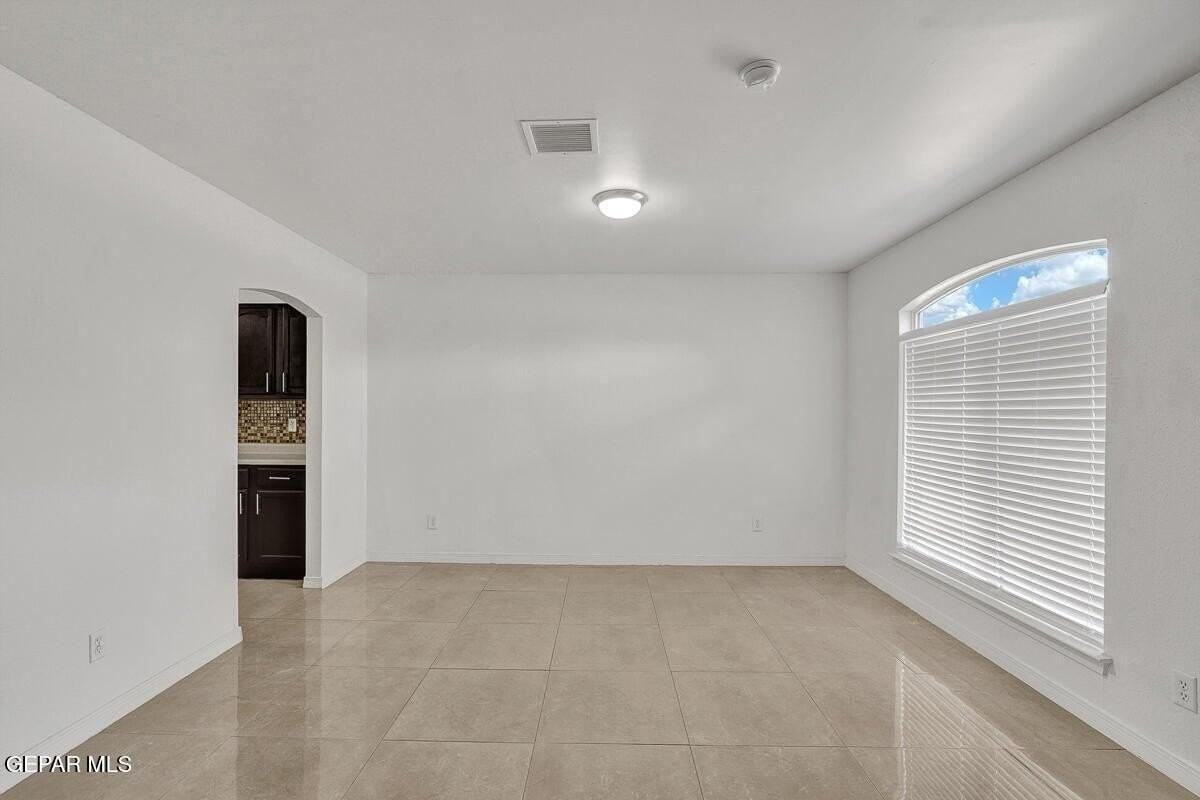 313 Peter Noyes Dr - Photo 2 of 19