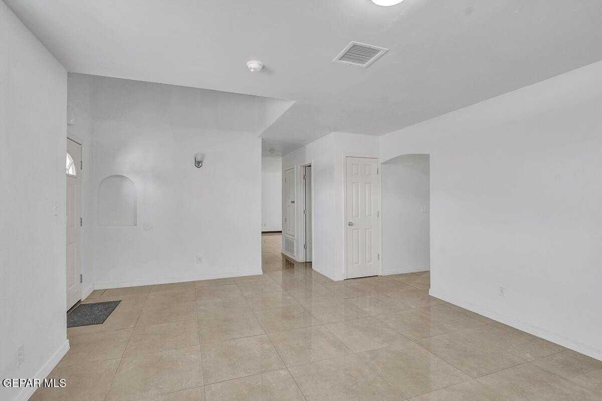 313 Peter Noyes Dr - Photo 3 of 19