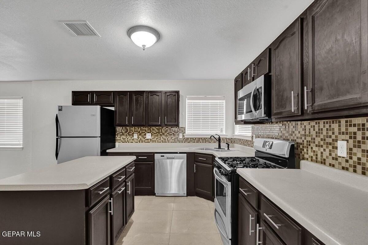 313 Peter Noyes Dr - Photo 4 of 19
