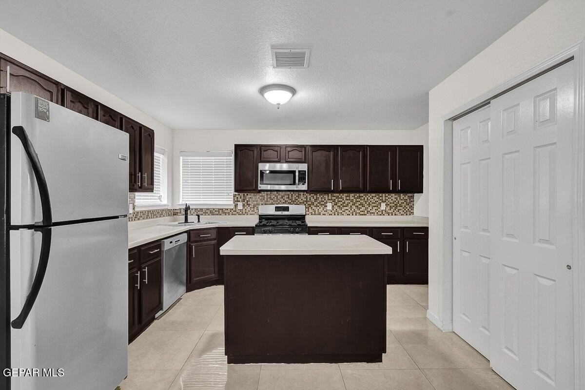 313 Peter Noyes Dr - Photo 5 of 19