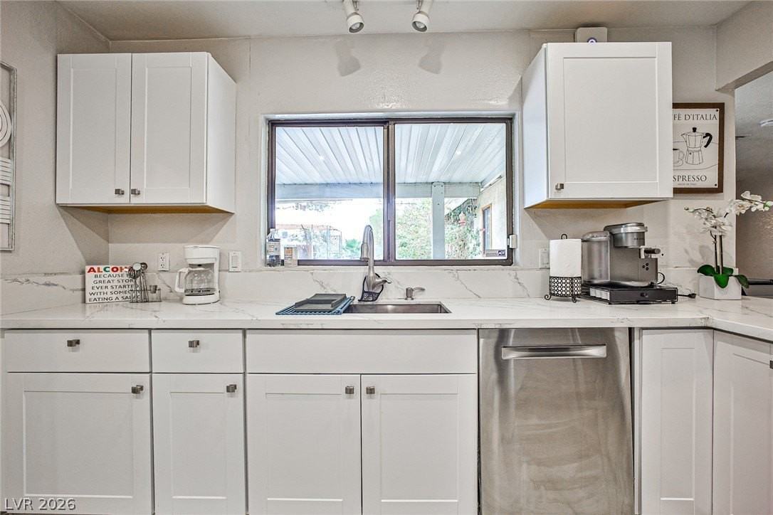1505 Hialeah Dr - Photo 3 of 12
