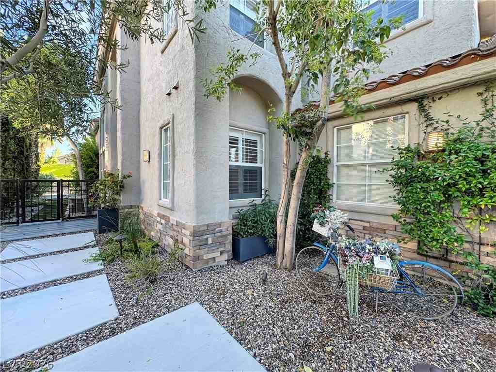 1352 Fox Acres Dr - Photo 4 of 36