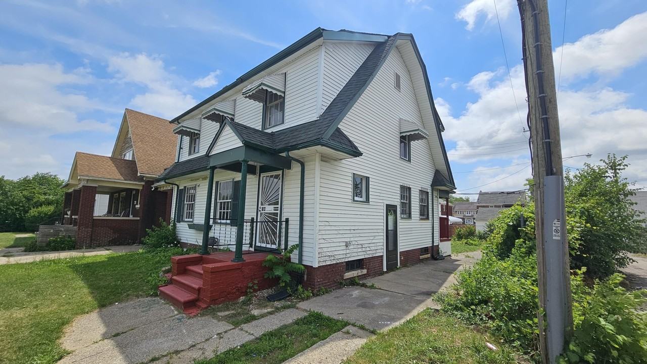 345 W Nevada St - Photo 2 of 33