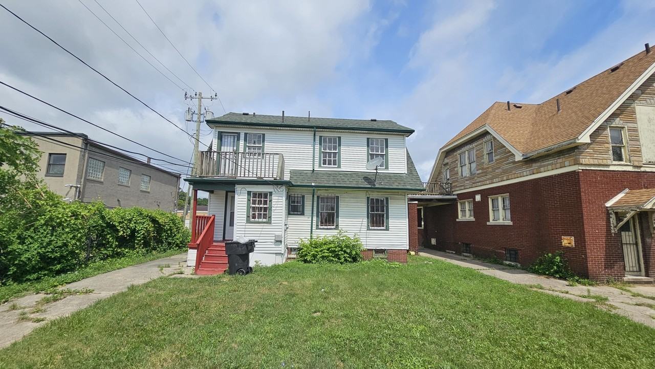 345 W Nevada St - Photo 4 of 33