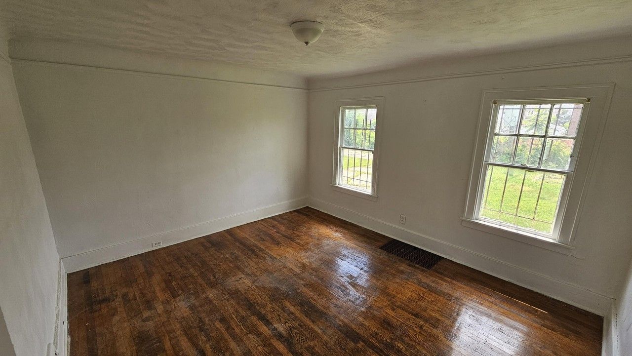 345 W Nevada St - Photo 6 of 33
