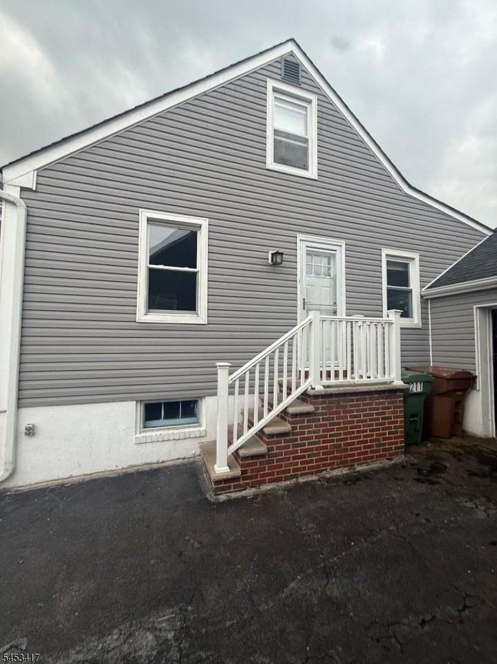 211 Bradford Ave - Photo 2 of 11