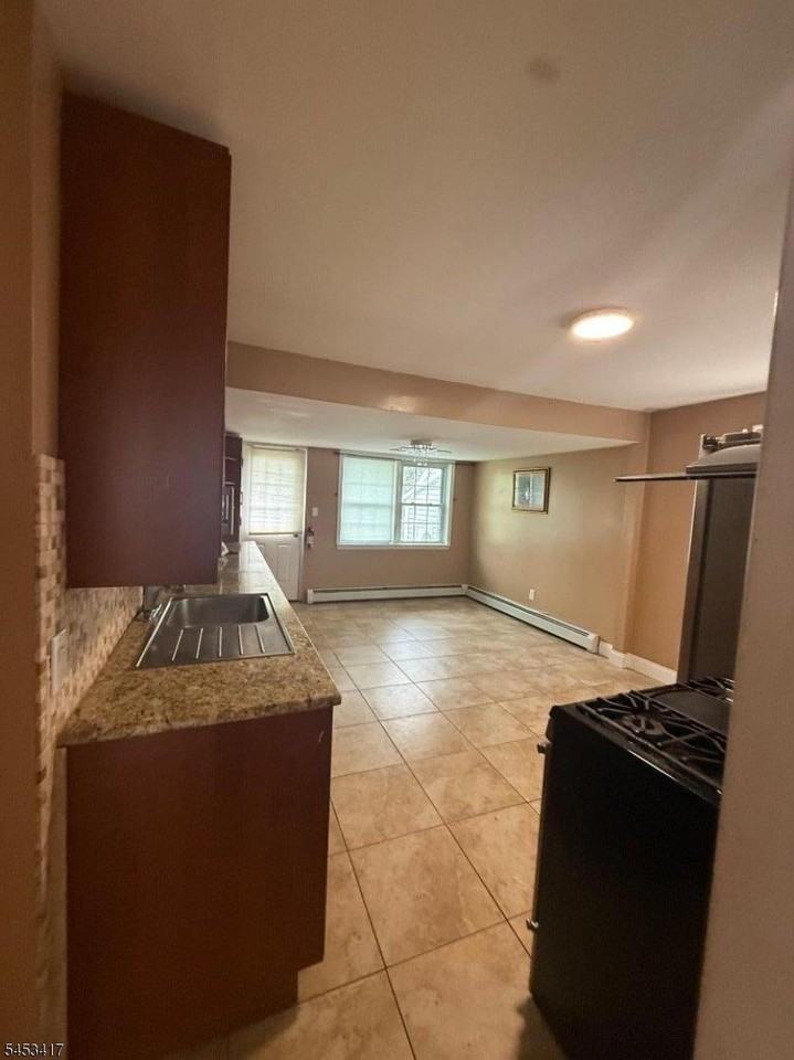 211 Bradford Ave - Photo 3 of 11