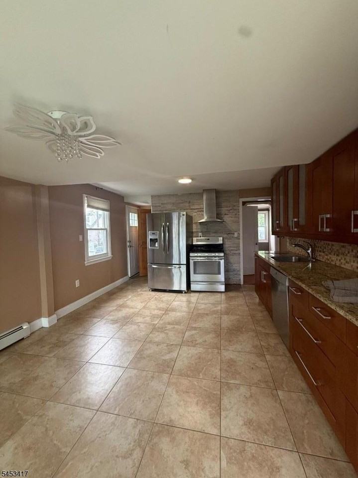 211 Bradford Ave - Photo 4 of 11
