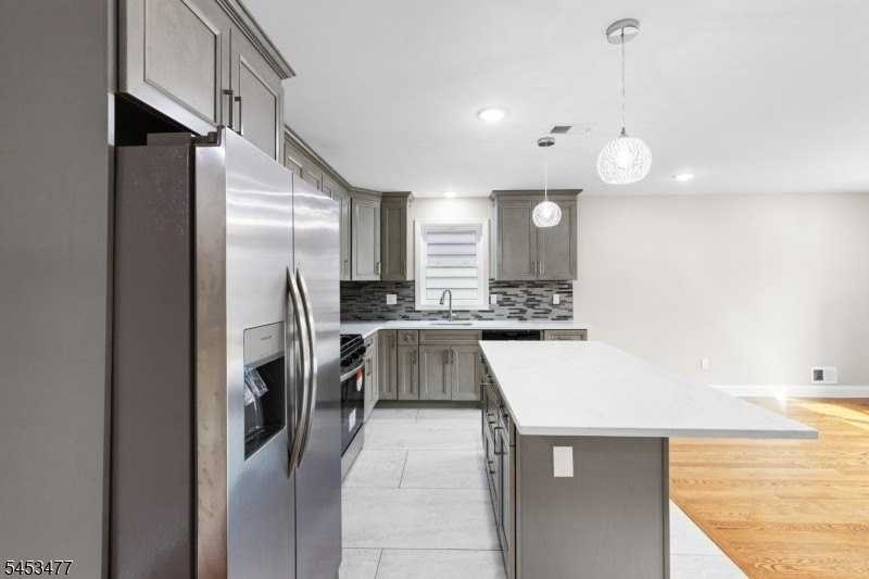 806 2nd Ave - Photo 3 of 19
