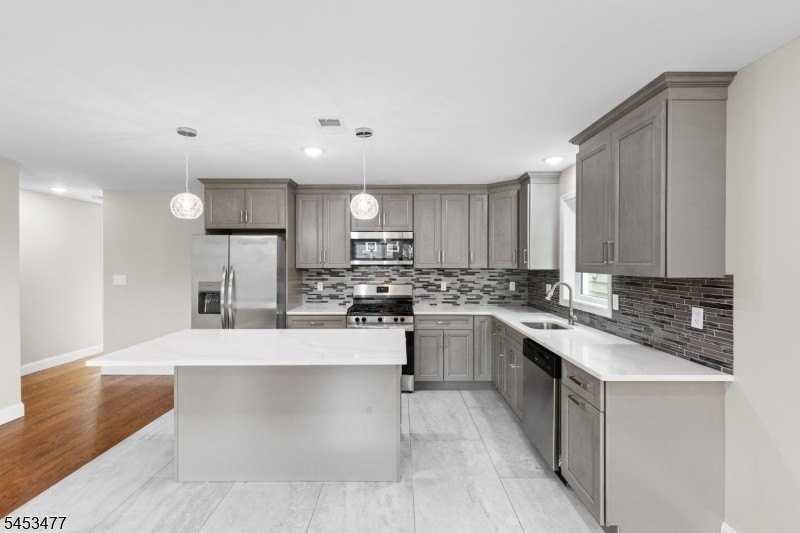 806 2nd Ave - Photo 5 of 19