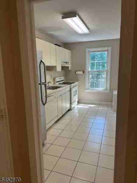 390 Morris Ave #20 - Photo 4 of 10