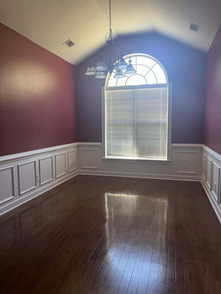 110 Stratford Ln - Photo 4 of 16