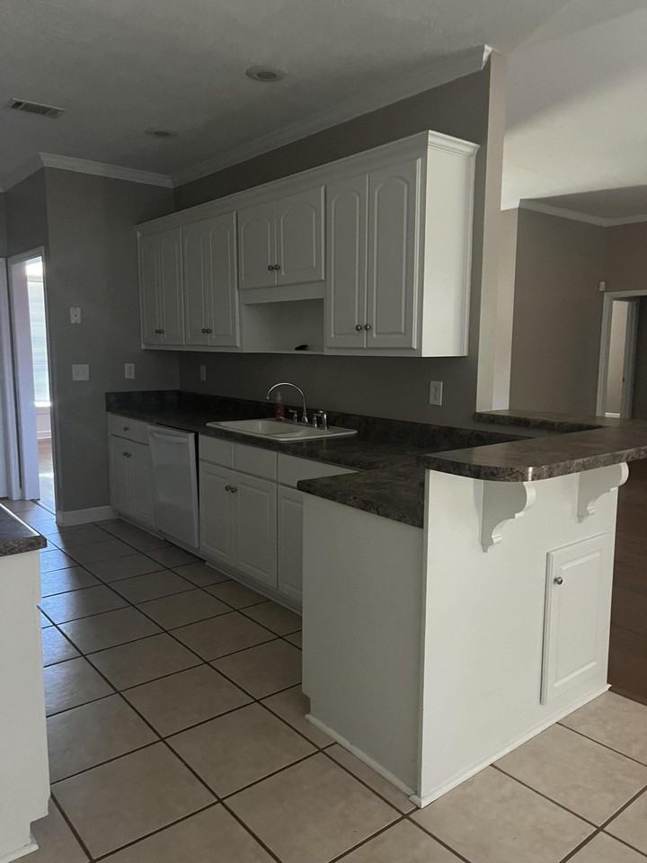110 Stratford Ln - Photo 6 of 16