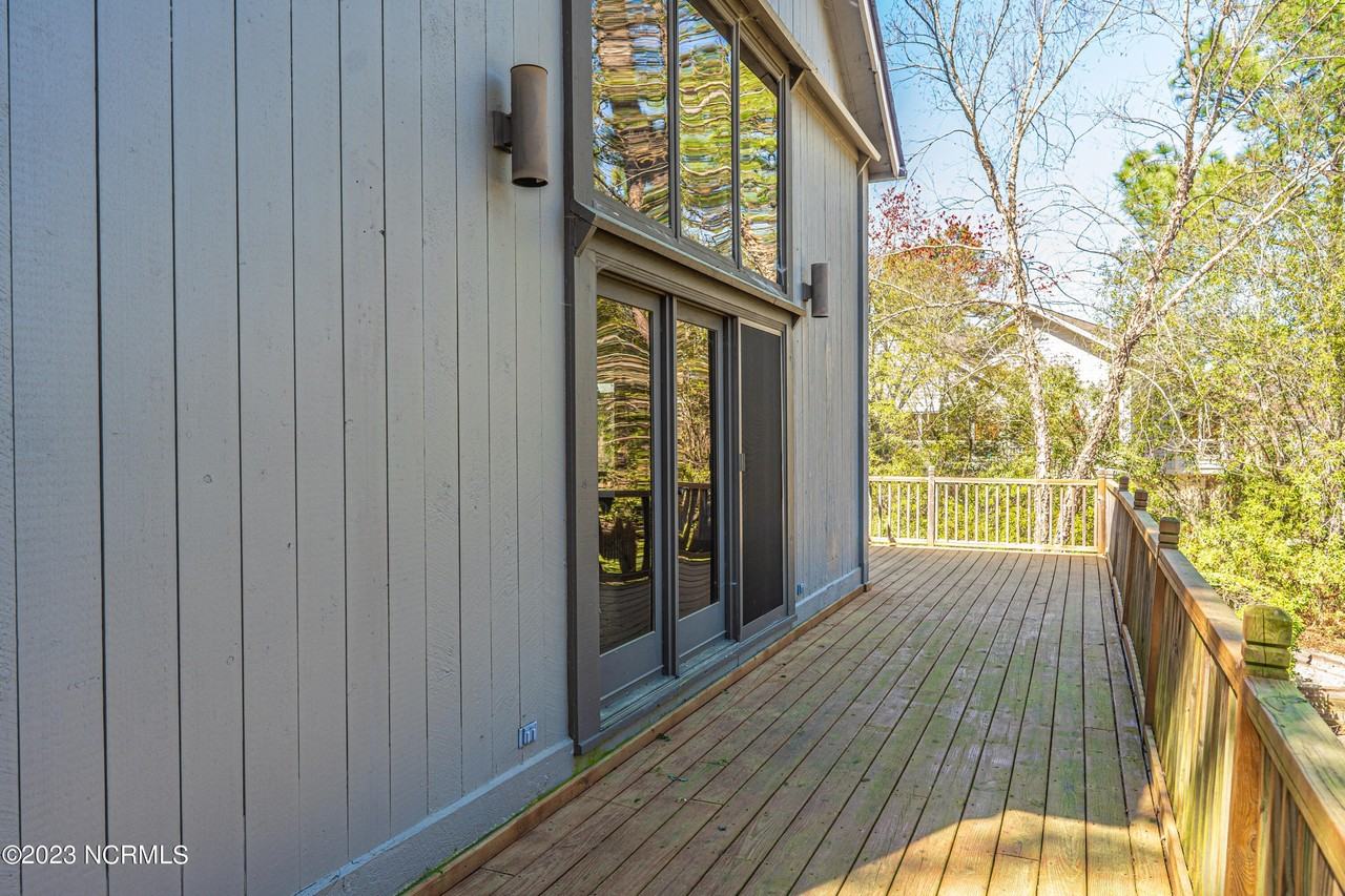 19 Shenecossett Ln - Photo 3 of 36