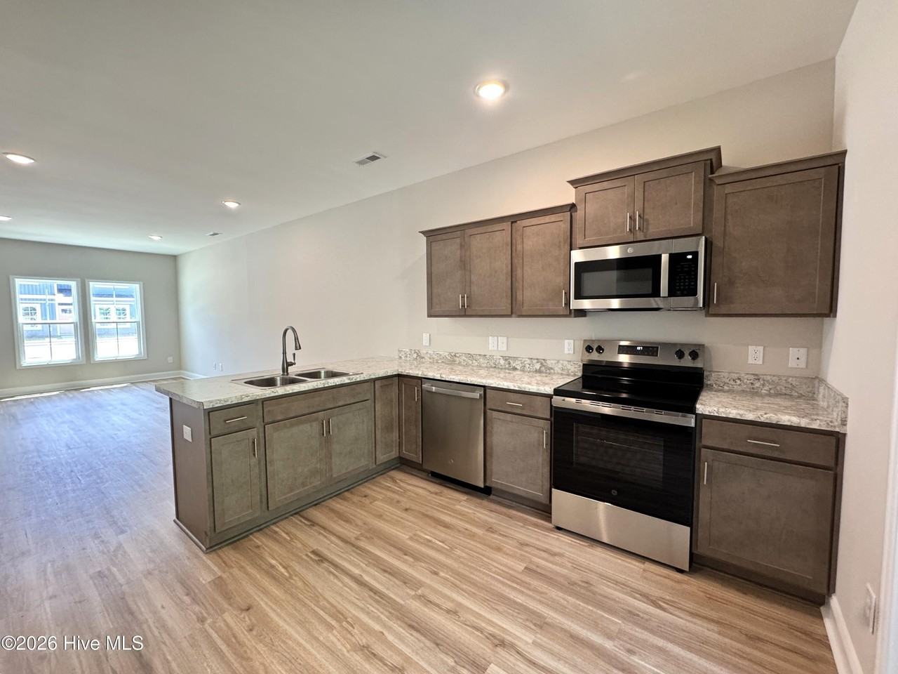 100 Loren Rd - Photo 4 of 22
