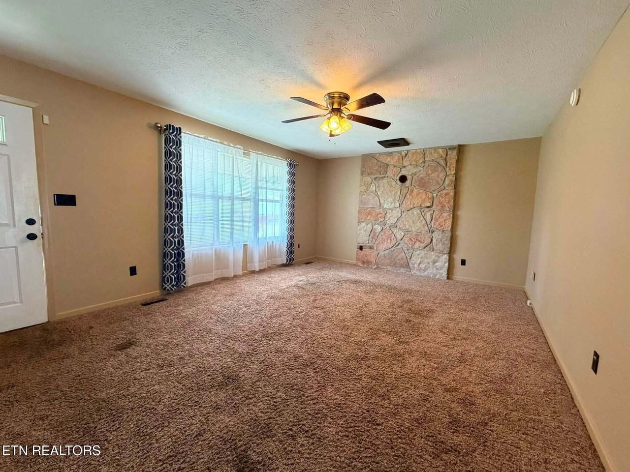 104 College Grove Rd - Photo 4 of 25