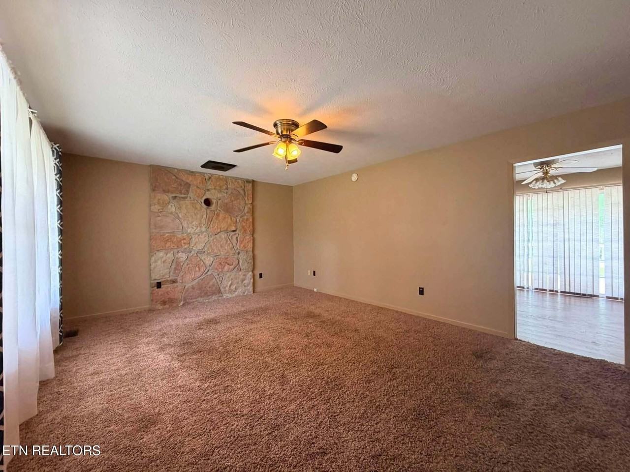 104 College Grove Rd - Photo 5 of 25