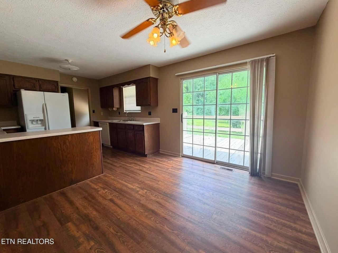 104 College Grove Rd - Photo 6 of 25