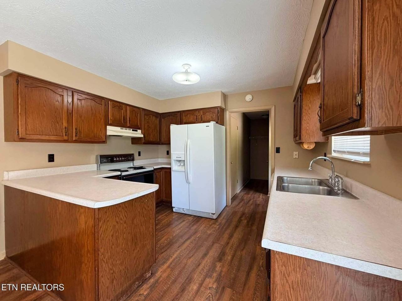 104 College Grove Rd - Photo 7 of 25