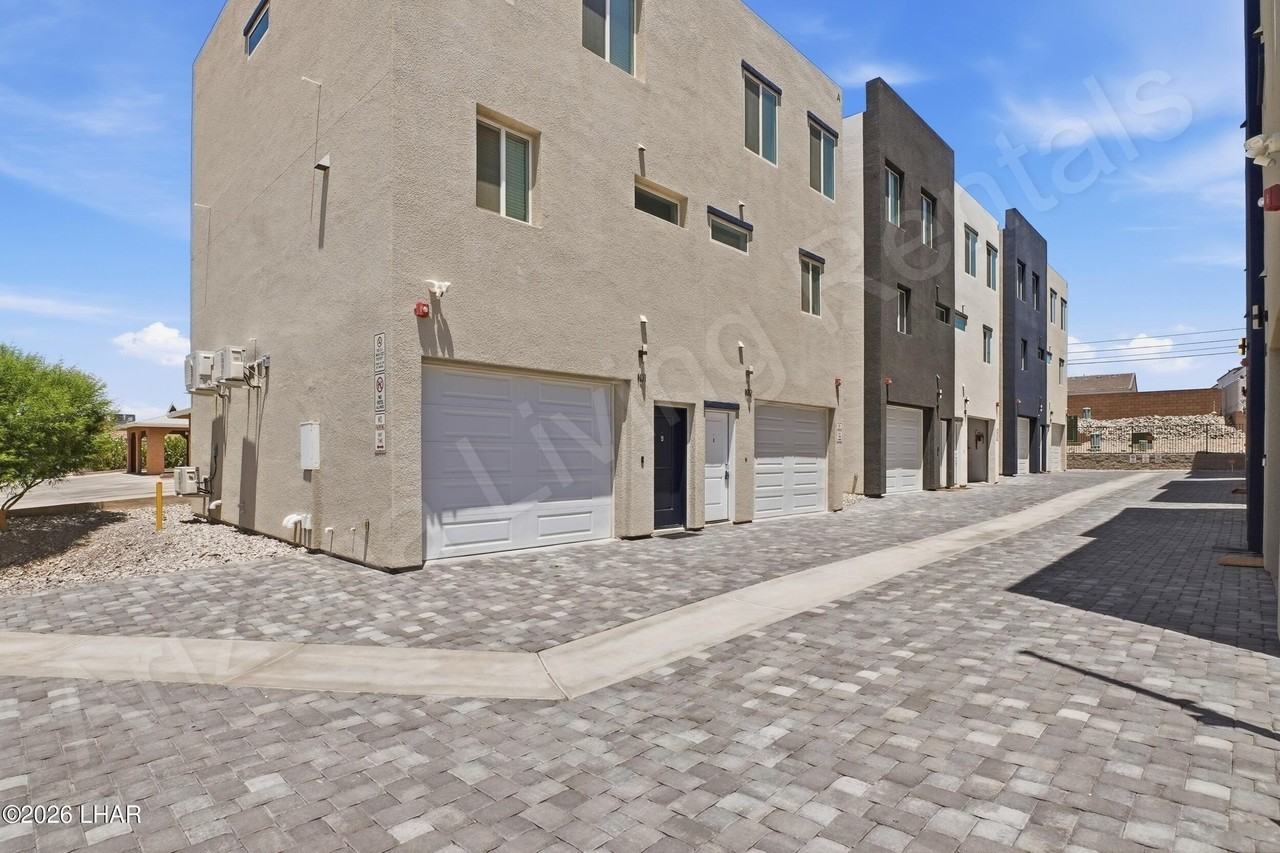 2061 Magnolia Dr #2FB - Photo 3 of 16