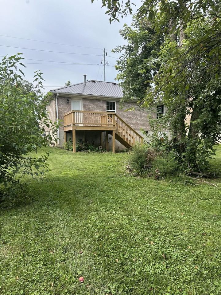 909 E Irvine St - Photo 4 of 19