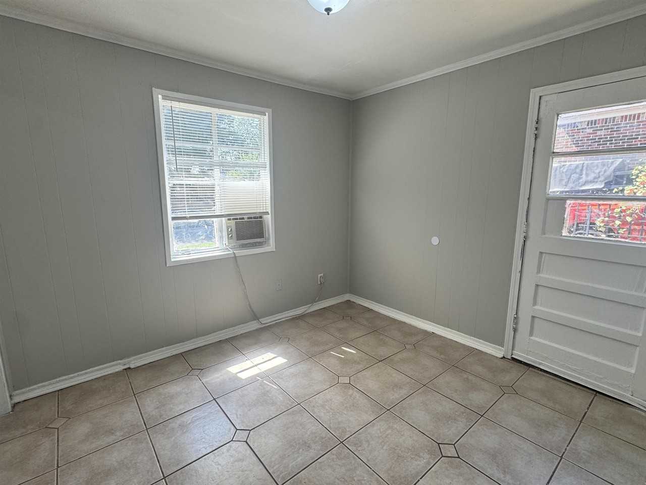 1770 Sugarloaf St - Photo 5 of 15