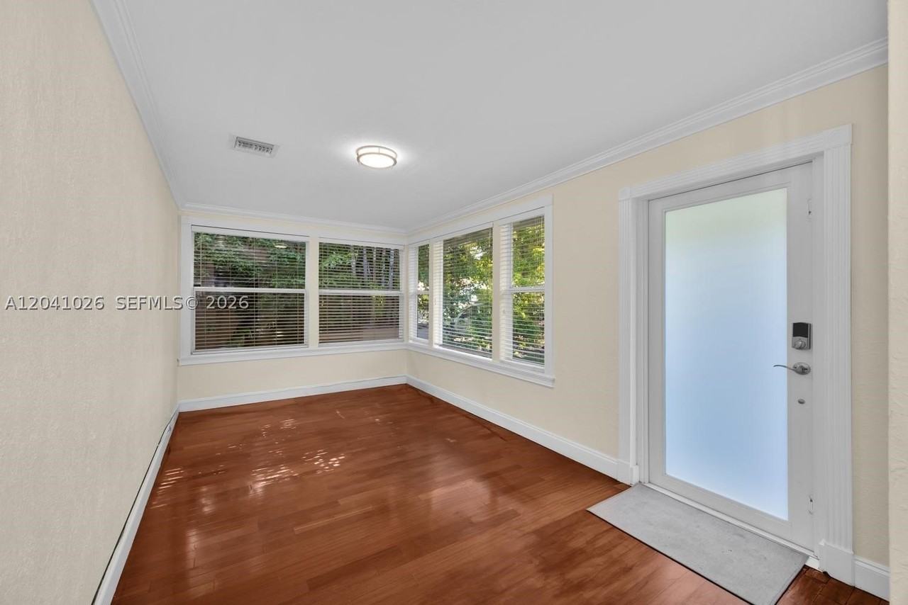 829 Medina Ave - Photo 2 of 22
