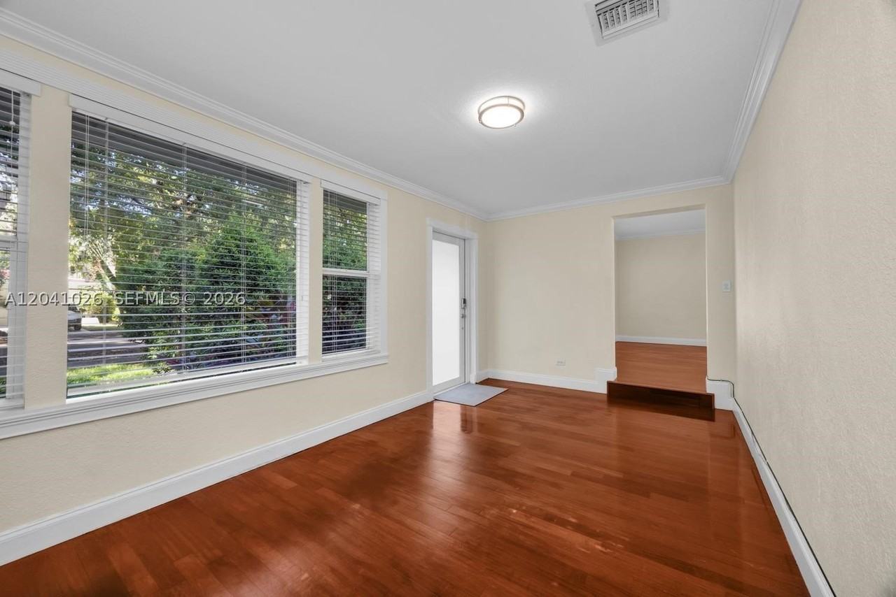829 Medina Ave - Photo 5 of 22