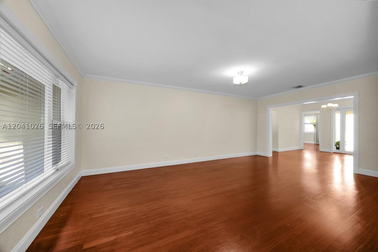 829 Medina Ave - Photo 6 of 22