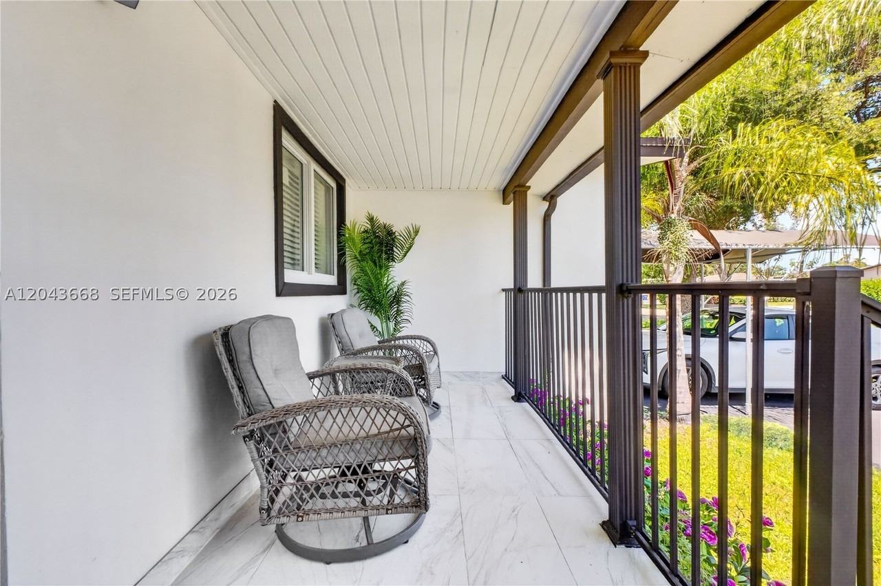 1912 N 42nd Ave - Photo 2 of 40