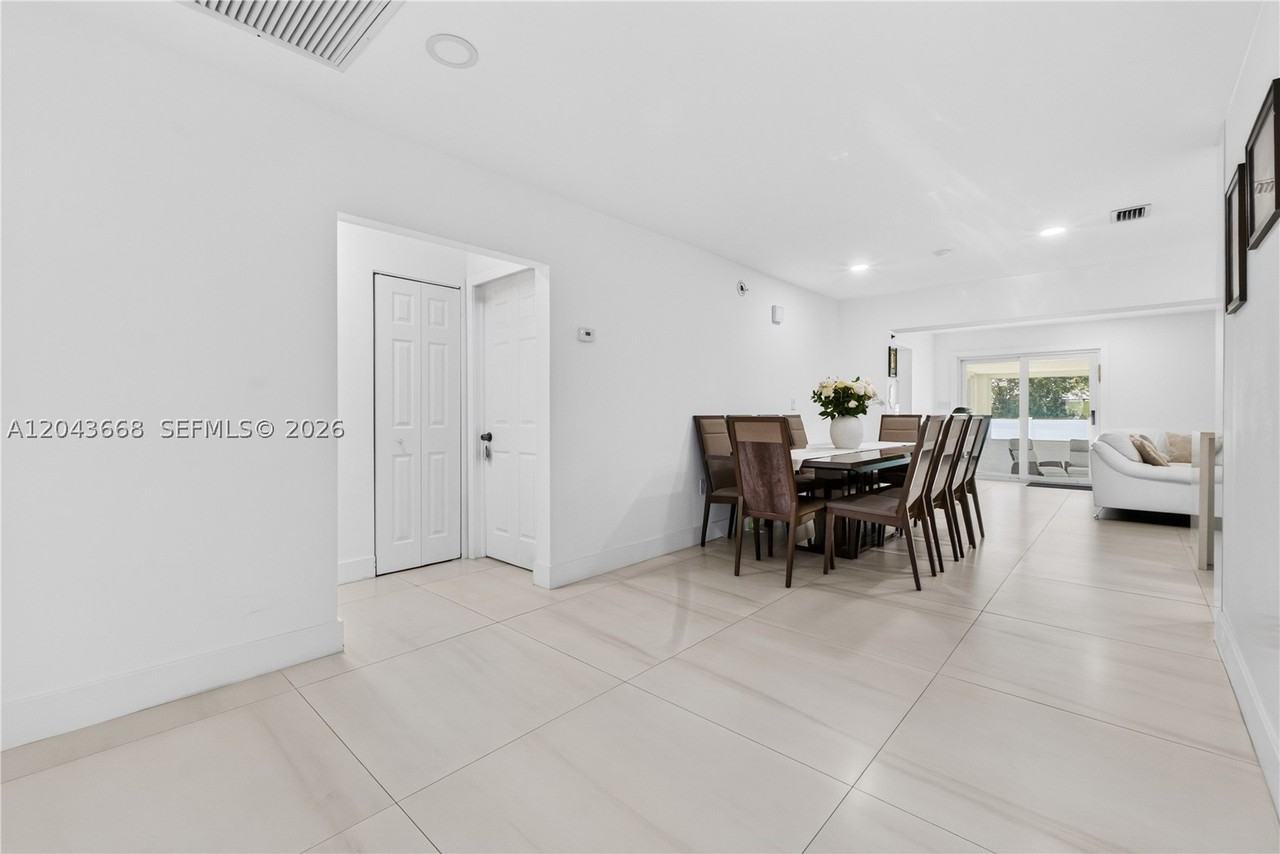 1912 N 42nd Ave - Photo 5 of 40