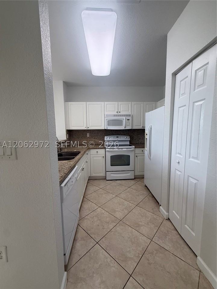 3064 Se 1st Dr #7 - Photo 3 of 21