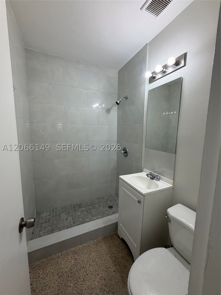 980 W 53rd Ter - Photo 4 of 8
