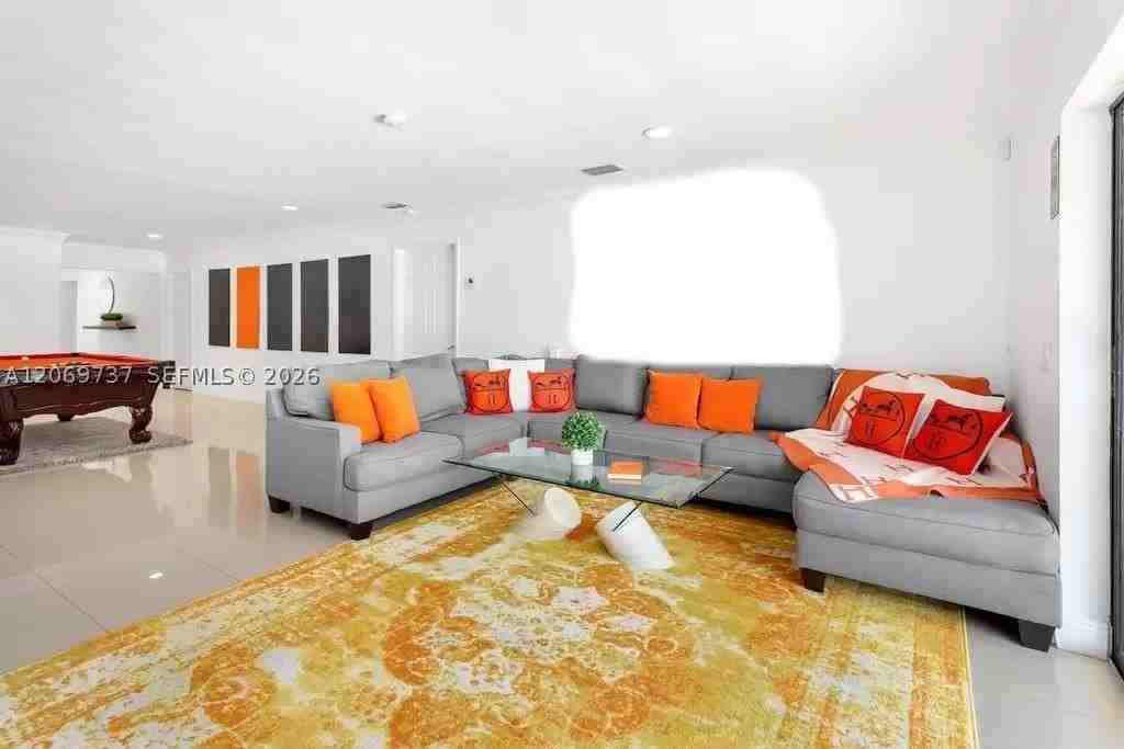 437 Holiday Dr - Photo 6 of 27
