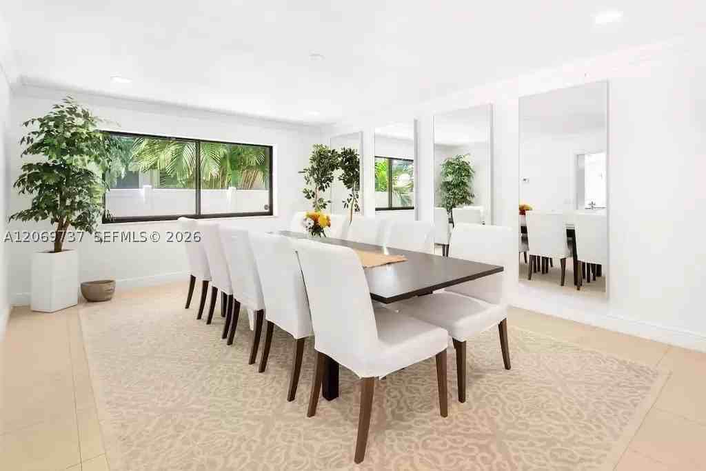 437 Holiday Dr - Photo 7 of 27