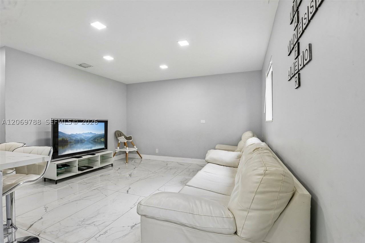 1421 N 68th Ter #1421 - Photo 6 of 30