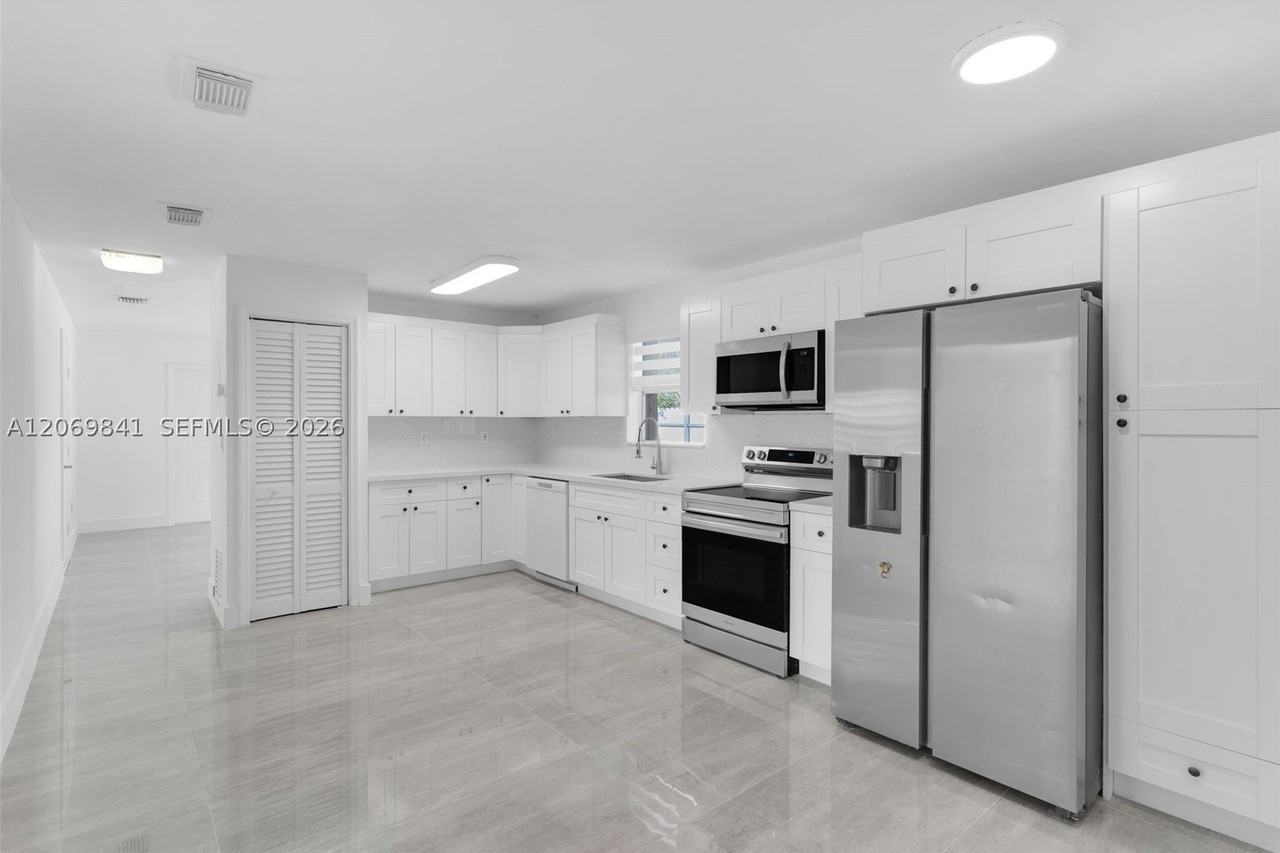 9999 Nw 25th Ter - Photo 6 of 32